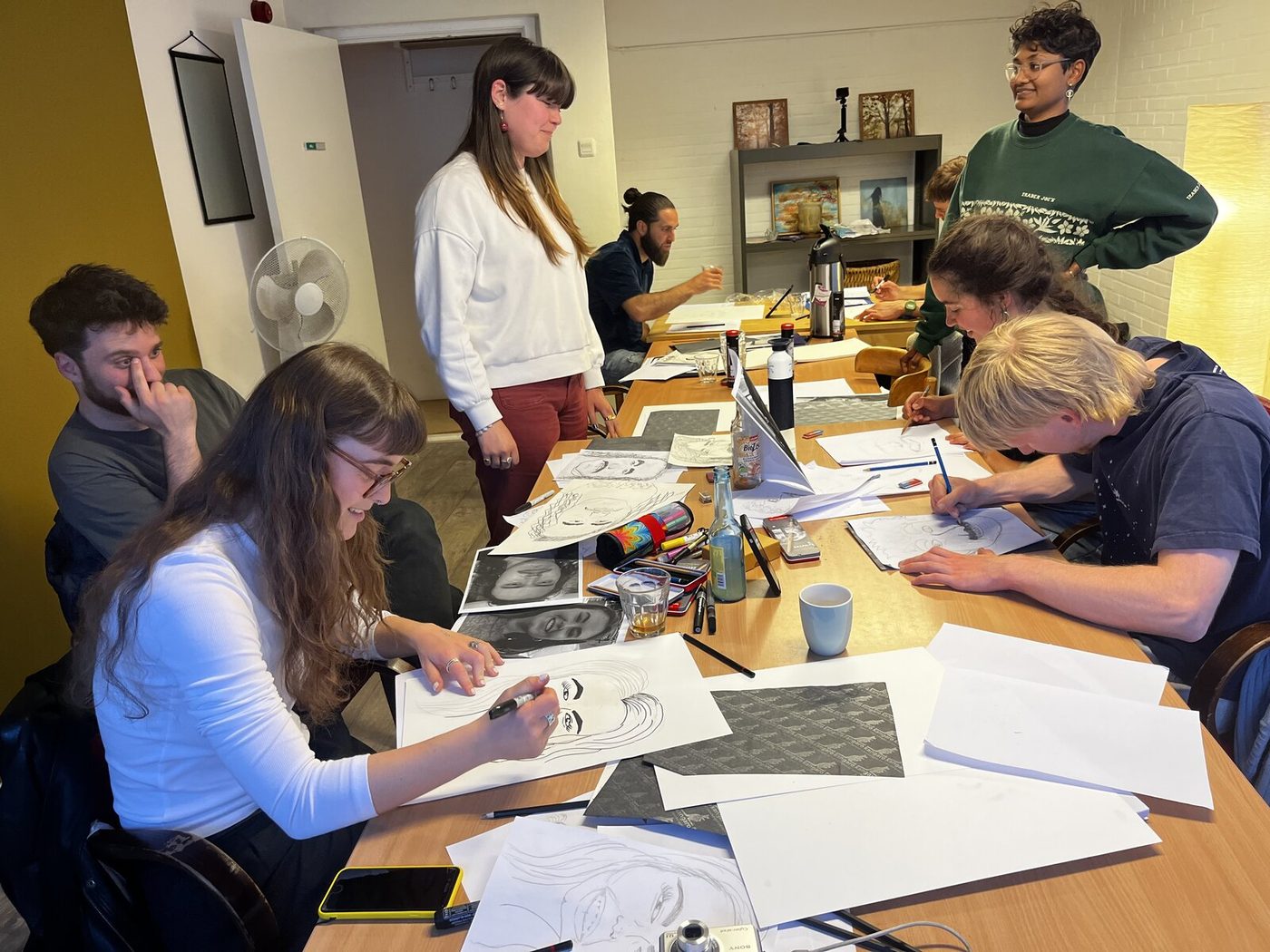 Workshop in actie — deelnemers aan het tekenen