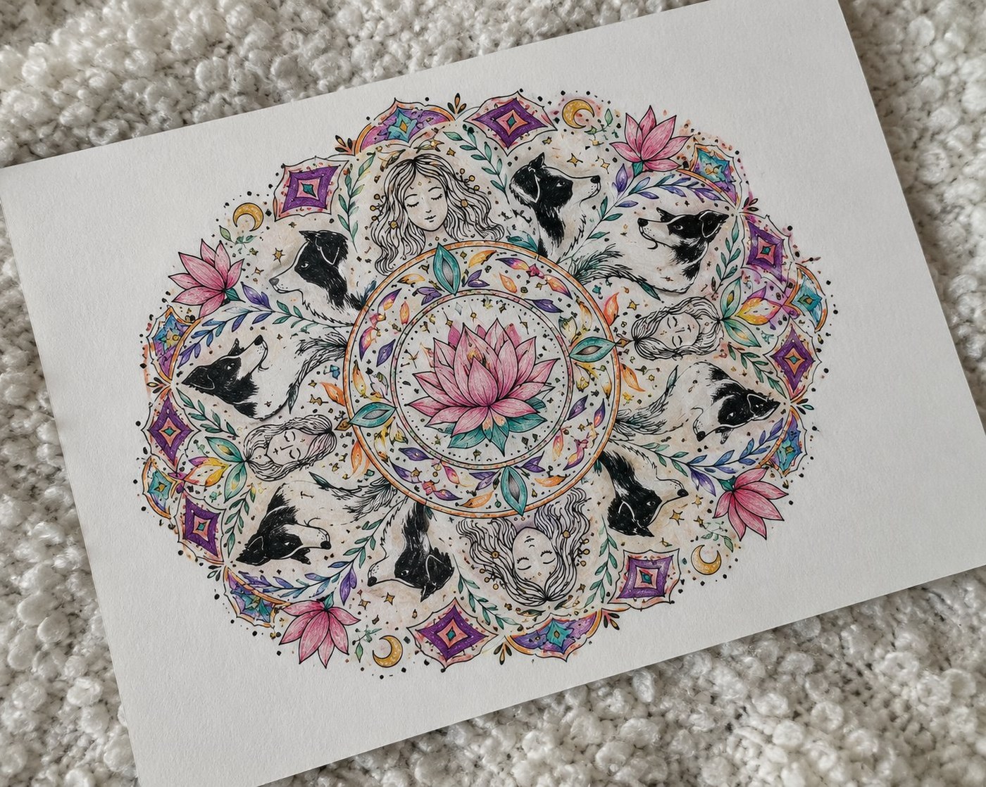 Handgetekende mandala met lotus, vrouwfiguren en wolven